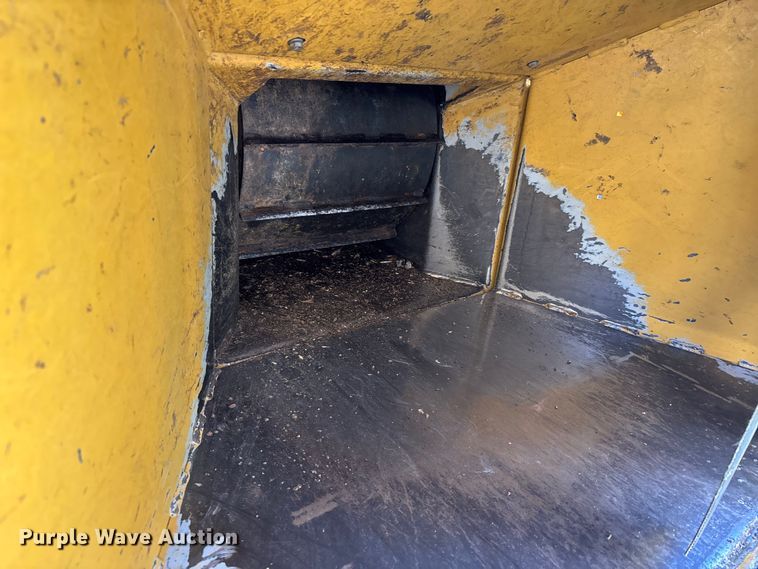 image for item DW7491 2000 Vermeer BC1000 wood chipper