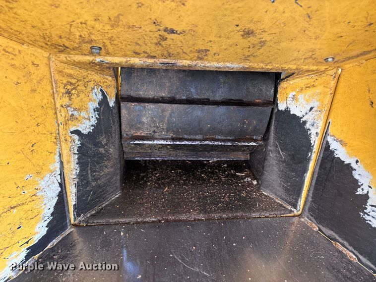 image for item DW7491 2000 Vermeer BC1000 wood chipper