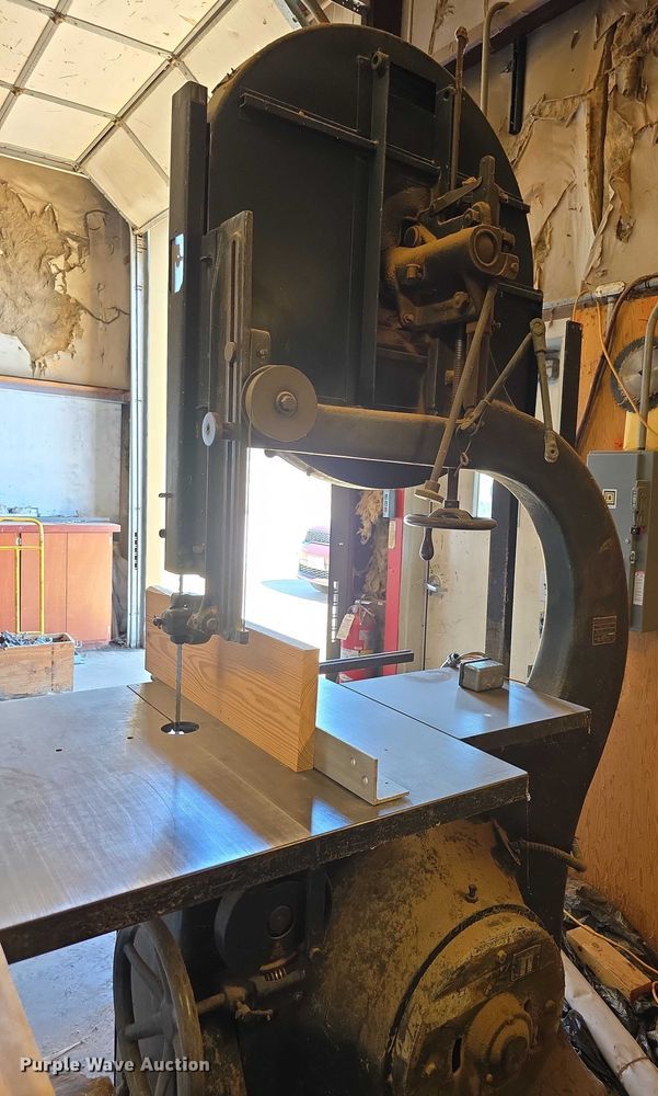image for item DZ3712 Oliver 116D  band saw