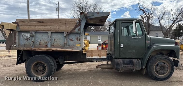 image for item DZ5013 1984 International S1700 dump truck