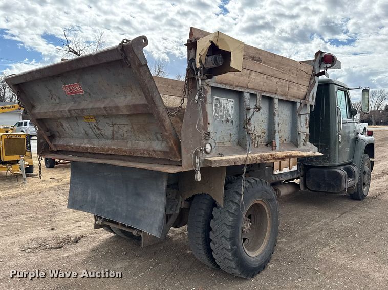 image for item DZ5013 1984 International S1700 dump truck