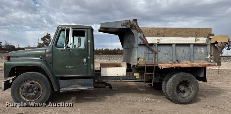 image for item DZ5013 1984 International S1700 dump truck