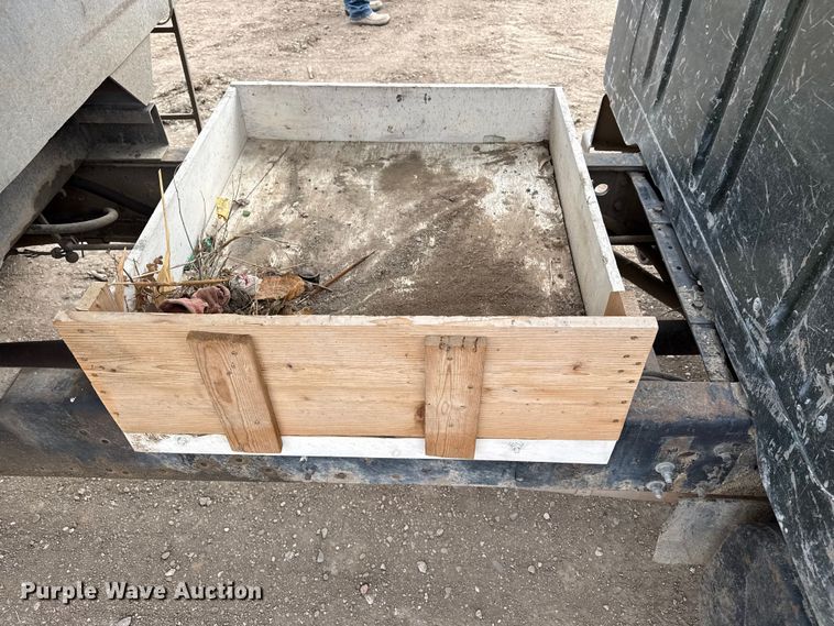 image for item DZ5013 1984 International S1700 dump truck