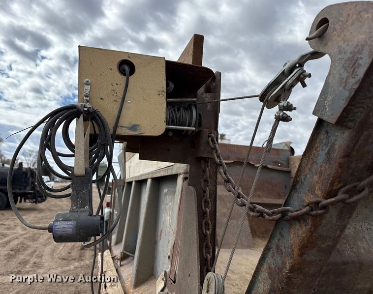 image for item DZ5013 1984 International S1700 dump truck