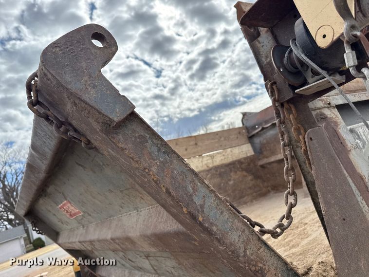 image for item DZ5013 1984 International S1700 dump truck