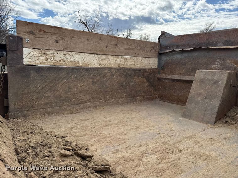 image for item DZ5013 1984 International S1700 dump truck