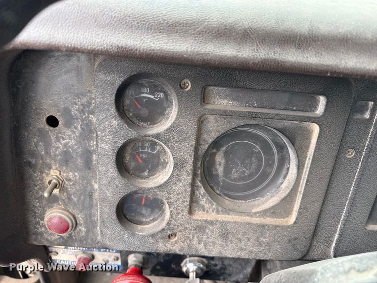 image for item DZ5013 1984 International S1700 dump truck