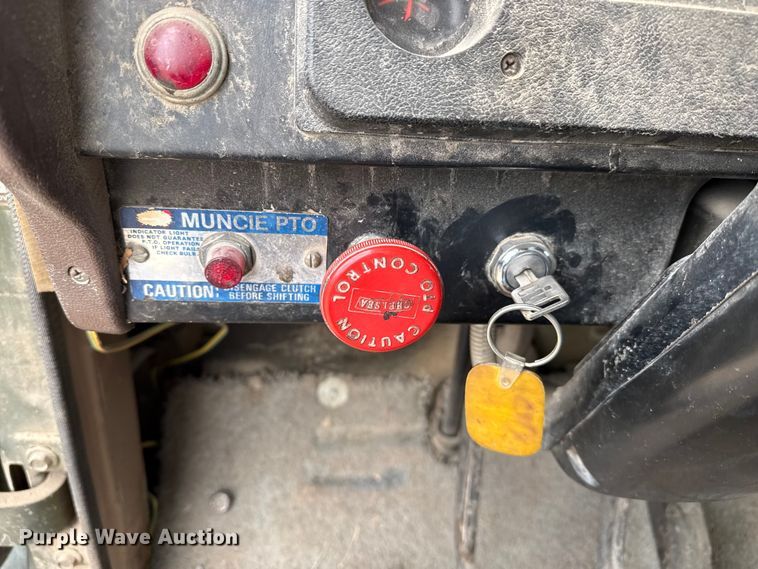 image for item DZ5013 1984 International S1700 dump truck