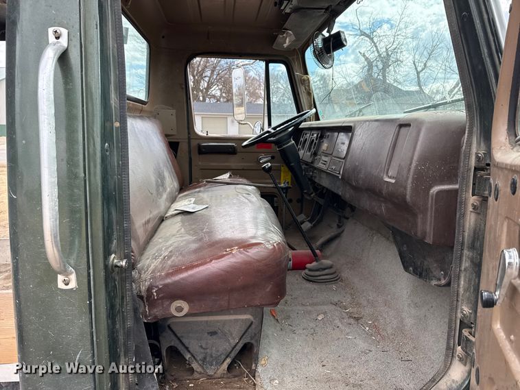 image for item DZ5013 1984 International S1700 dump truck