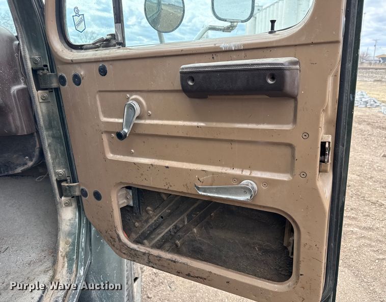 image for item DZ5013 1984 International S1700 dump truck