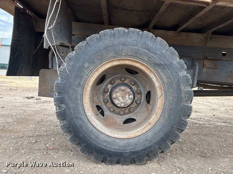 image for item DZ5013 1984 International S1700 dump truck