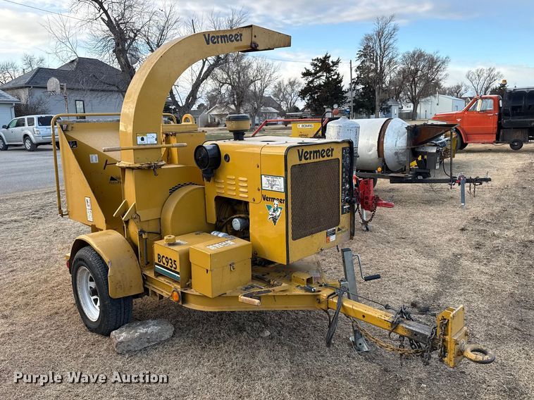 image for item DZ5014 Vermeer BC935 wood chipper