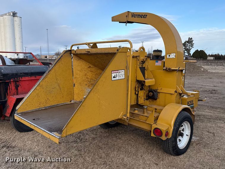 image for item DZ5014 Vermeer BC935 wood chipper
