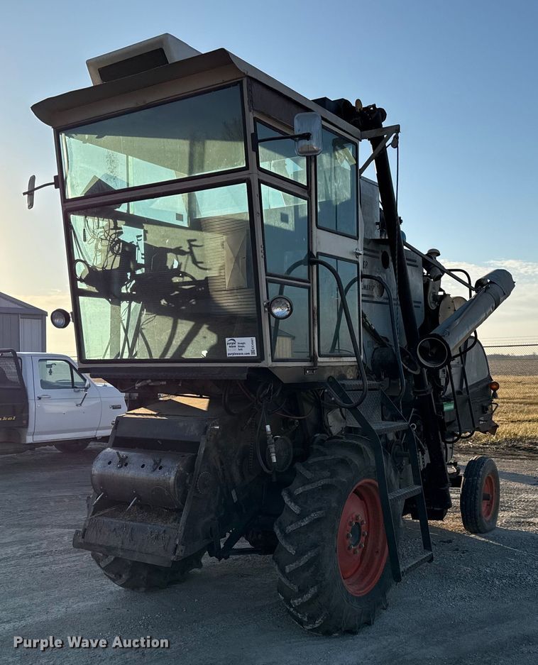 image for item EC4561 Gleaner E combine