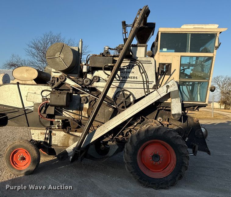 image for item EC4561 Gleaner E combine