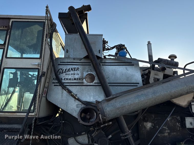image for item EC4561 Gleaner E combine