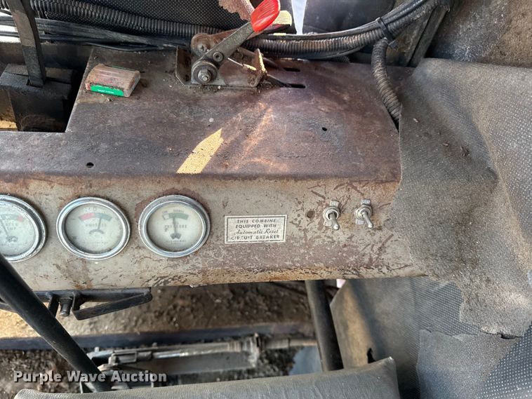 image for item EC4561 Gleaner E combine