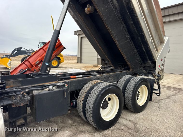 image for item EF2410 2005 International 7400 dump truck
