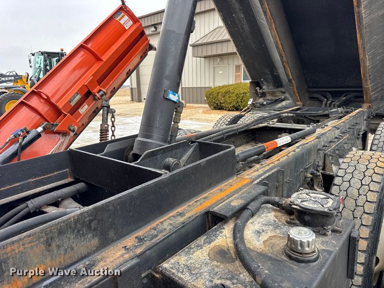 image for item EF2410 2005 International 7400 dump truck