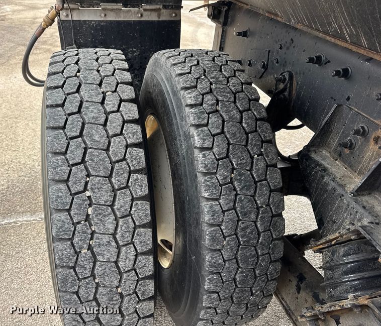 image for item EF2410 2005 International 7400 dump truck