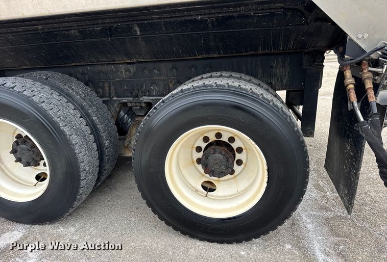 image for item EF2410 2005 International 7400 dump truck