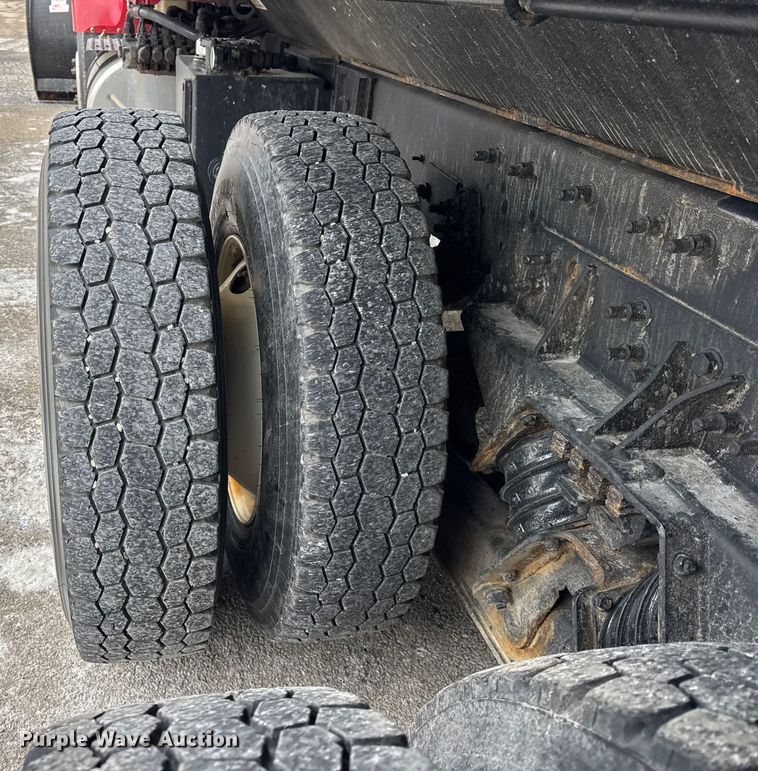 image for item EF2410 2005 International 7400 dump truck