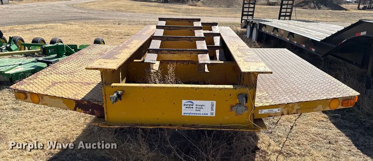 image for item EP2990 1982 Hyster drop deck equipment trailer