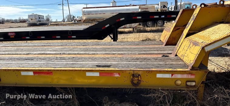 image for item EP2990 1982 Hyster drop deck equipment trailer