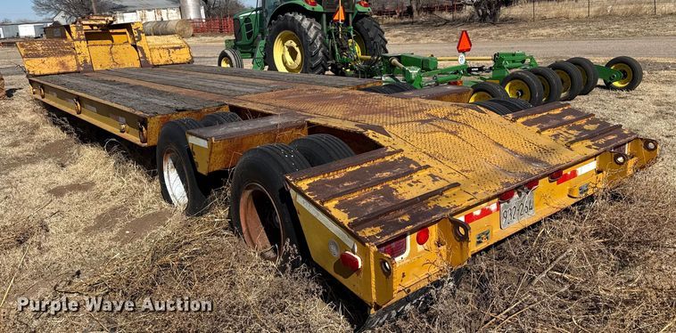 image for item EP2990 1982 Hyster drop deck equipment trailer