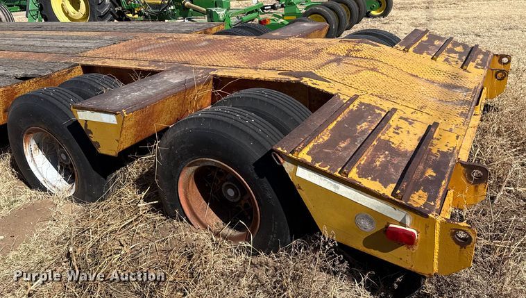 image for item EP2990 1982 Hyster drop deck equipment trailer