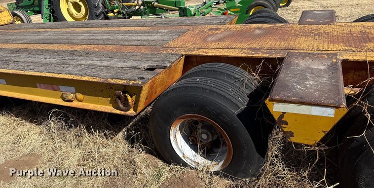 image for item EP2990 1982 Hyster drop deck equipment trailer