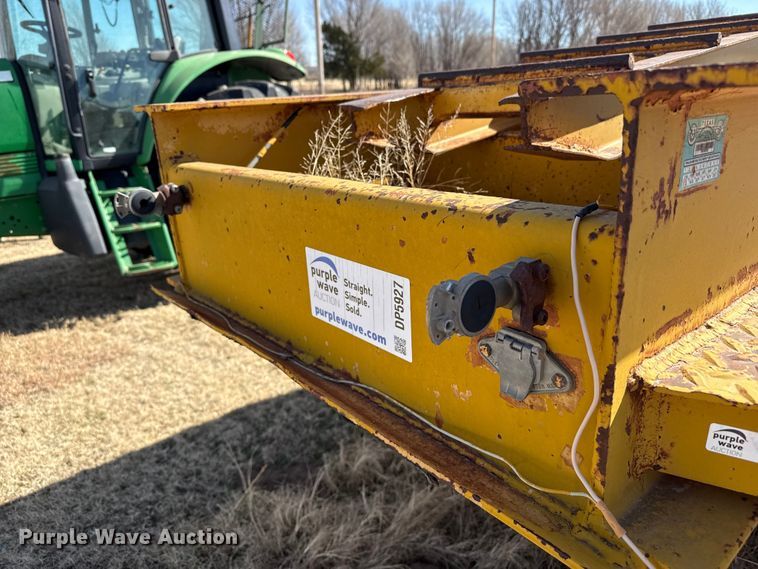 image for item EP2990 1982 Hyster drop deck equipment trailer
