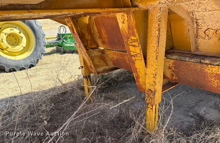 image for item EP2990 1982 Hyster drop deck equipment trailer