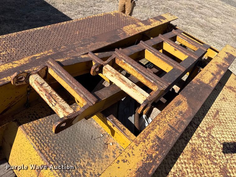 image for item EP2990 1982 Hyster drop deck equipment trailer