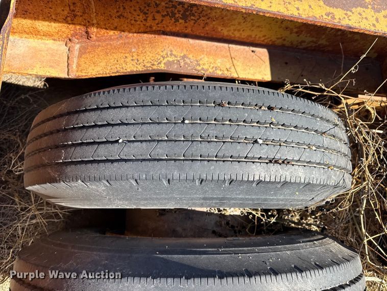 image for item EP2990 1982 Hyster drop deck equipment trailer