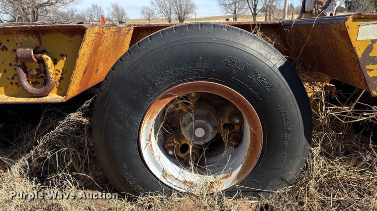 image for item EP2990 1982 Hyster drop deck equipment trailer