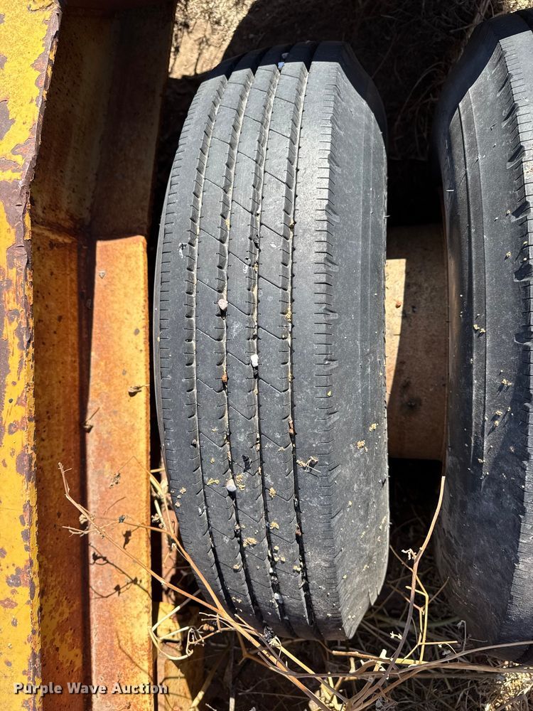 image for item EP2990 1982 Hyster drop deck equipment trailer