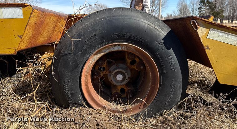 image for item EP2990 1982 Hyster drop deck equipment trailer