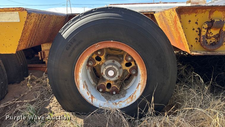 image for item EP2990 1982 Hyster drop deck equipment trailer