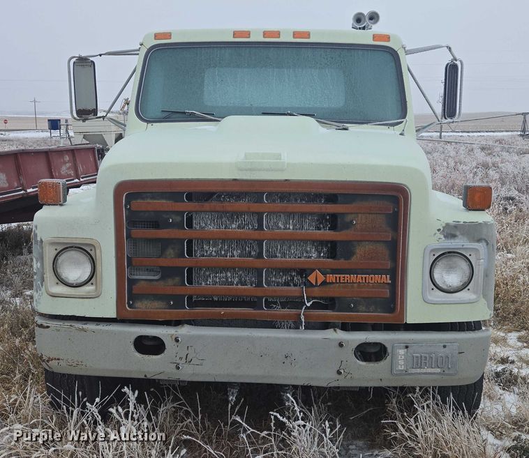 image for item ES2608 1987 International S1700 semi truck