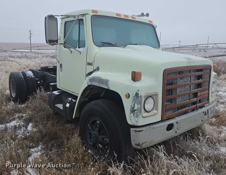 image for item ES2608 1987 International S1700 semi truck