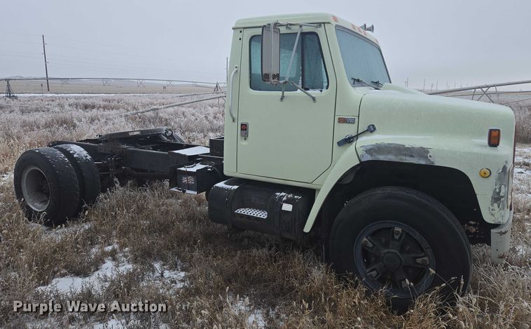 image for item ES2608 1987 International S1700 semi truck