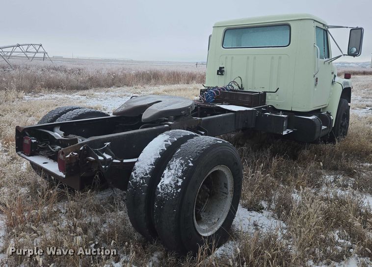 image for item ES2608 1987 International S1700 semi truck