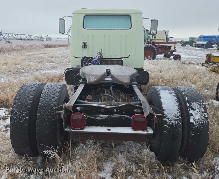 image for item ES2608 1987 International S1700 semi truck