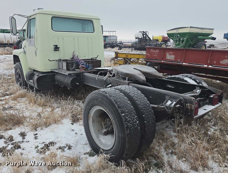 image for item ES2608 1987 International S1700 semi truck