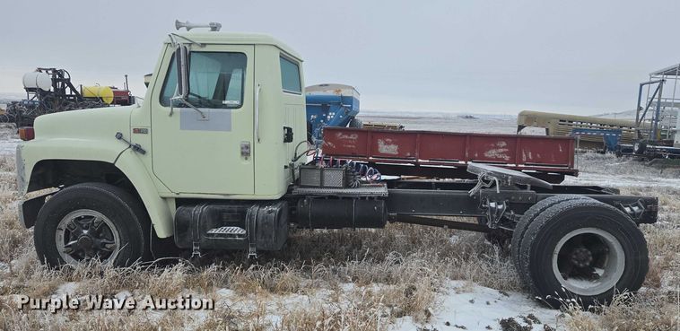 image for item ES2608 1987 International S1700 semi truck