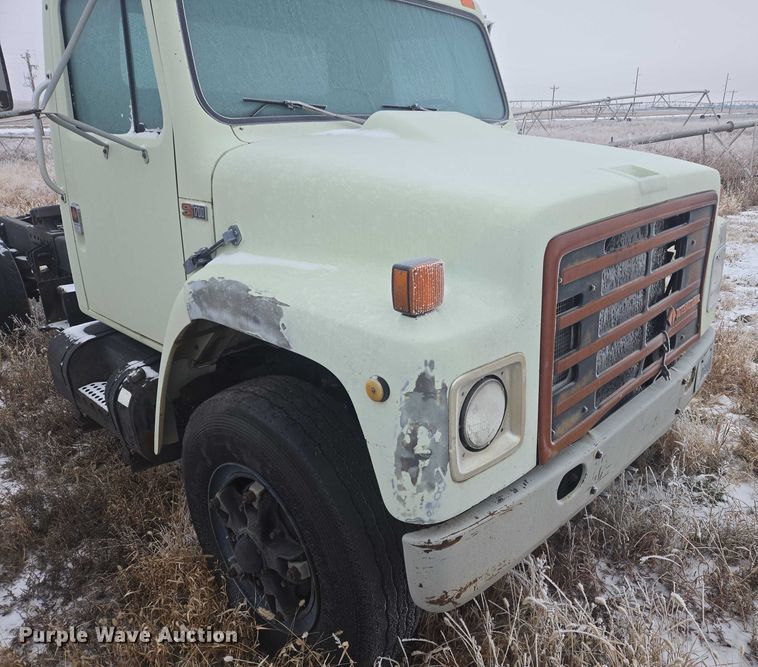 image for item ES2608 1987 International S1700 semi truck