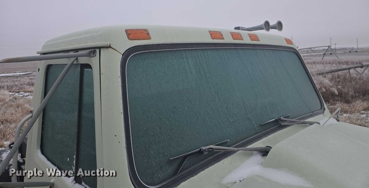 image for item ES2608 1987 International S1700 semi truck