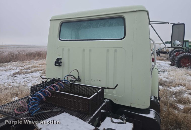 image for item ES2608 1987 International S1700 semi truck