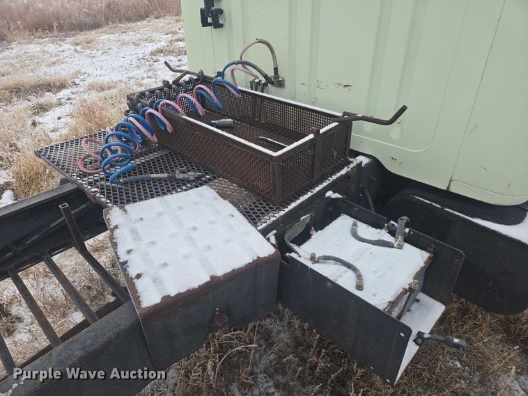 image for item ES2608 1987 International S1700 semi truck